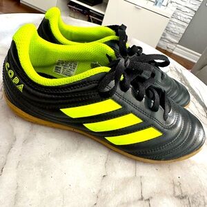 Kids indoor soccer shoes